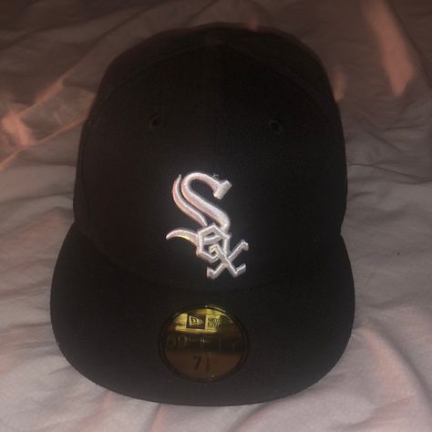 Chicago White Sox fitted hat Sox Hat Outfit, Ny Hats, White Sox Hat, Graffiti Supplies, Socks Aesthetic, Cap Girl, Sox Hat, Outfits With Hats, Fitted Caps