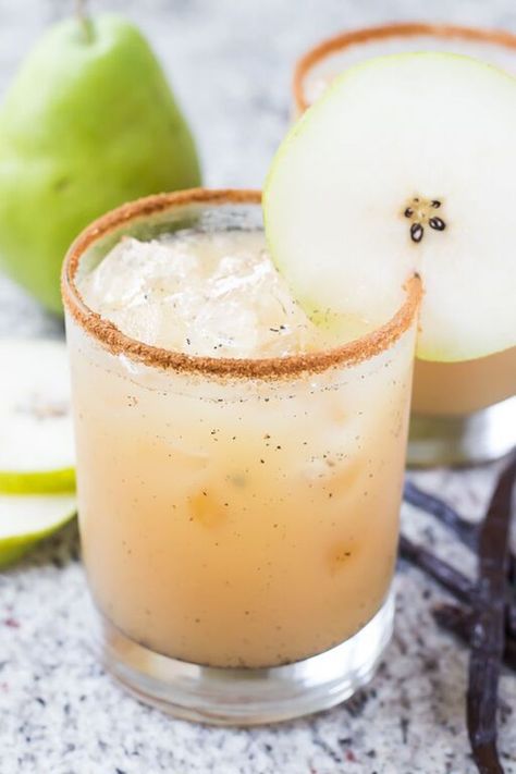 Pear Margarita Recipe, Pear Margarita, Mezcal Cocktails, Tequila Drinks, Pear Juice, Winter Cocktails, Tequila Sunrise, Margarita Recipe, Think Food