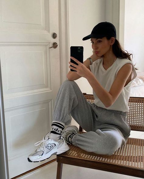 How To Style Gray Sweatpants, Reebok Classic Sneakers, Staple Tops, Musa Fitness, Popular Sneakers, Muscle Tee, Nike Fashion, Muscle Tees, Home Look