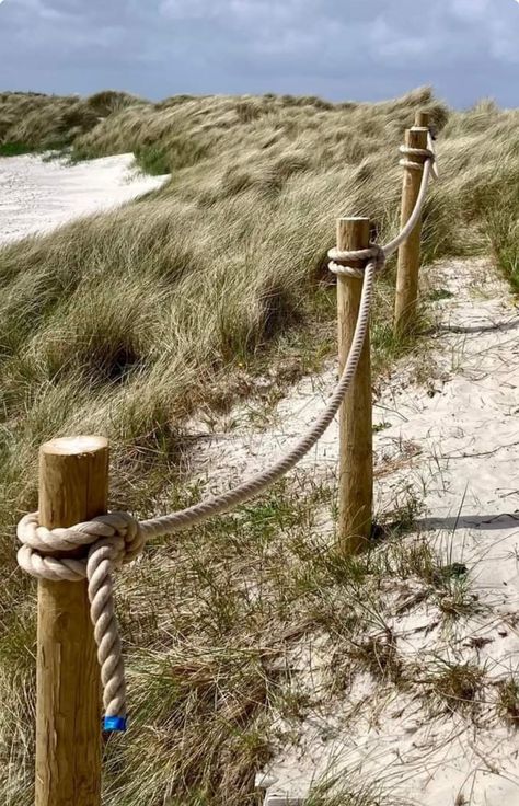 Coastal Landscaping Ideas, Tennis Bar, Forest Lounge, Rope Fence, Case Creole, Outdoor Handrail, Coastal Landscaping, Diy Outdoor Table, Nautical Crafts