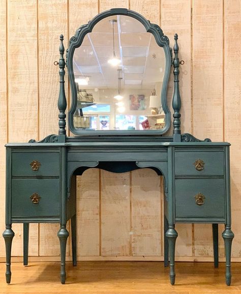 Vanity Ideas Bedroom Vintage, Green Makeup Vanity, Vintage Makeup Vanity, Antique Makeup Vanities, Vanity Redo, Vintage Makeup Vanities, Diy Entry Table, Antique Vanity Table, Vanity Table Vintage