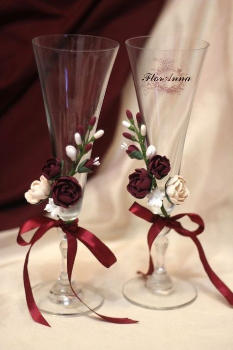 Champagne Glasses Decorated, Flowers Arrangements Ideas, Glass Decor Ideas, 50th Wedding Anniversary Decorations, Wedding Toasting Glasses, Toasting Flutes Wedding, Diy Wine Glasses, Wedding Entrance Decor, Wedding Wine Glasses