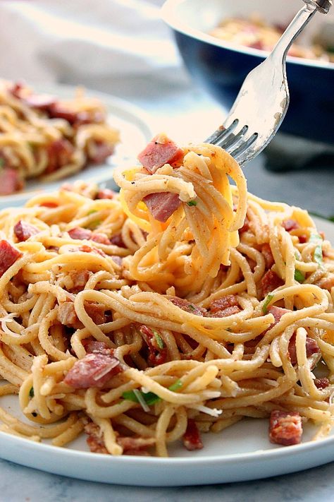 Spaghetti alla Carbonara with Ham Recipe - fast and easy pasta dinner for busy weeknights. Spaghetti noodles are tossed with crispy bacon, ham and creamy Parmesan sauce. Ham Carbonara Recipe, Pasta Recipes Easy Fast, Ham Pasta, Pasta Alla Carbonara, Parmesan Cauliflower, Ham Dinner, Cooking Spaghetti, Spaghetti Alla Carbonara, Resep Pasta