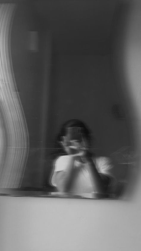 Black And White Mirror Photography, Mirror Black And White Aesthetic, Black And White Mirror Selfie Aesthetic, Blurred Aesthetic, Girl Mirror, Mirror Shot, Black And White Girl, Black And White Face, Mirror Selfie Poses