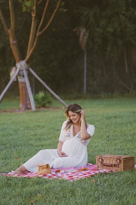 Maternity Photo Shoot Backyard, Picnic Themed Maternity Shoot, Pregnant Picnic Photoshoot, Maternity Photos Picnic, Pregnancy Picnic Photoshoot, Picnic Maternity Shoot, Picnic Pregnancy Photoshoot, Backyard Maternity Photoshoot, Maternity Picnic Photoshoot