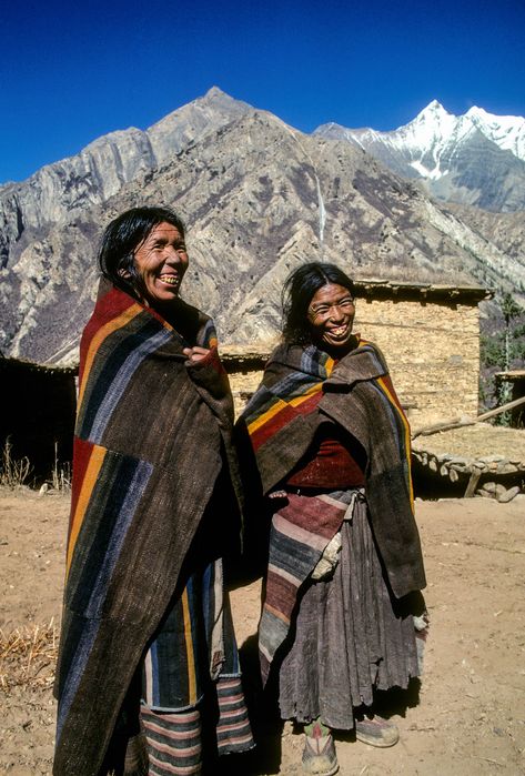 Women in village of Murwa wear distinctive “Dolpo blankets”, Shey Phoksumdo National Park, Dolpo region, Nepal, 1990. Nepal Aesthetic, Tibetan Fashion, Nepal Fashion, Nepal People, Travel Nepal, Nepal Culture, Himalayas Mountain, Humanitarian Work, Orange Moon