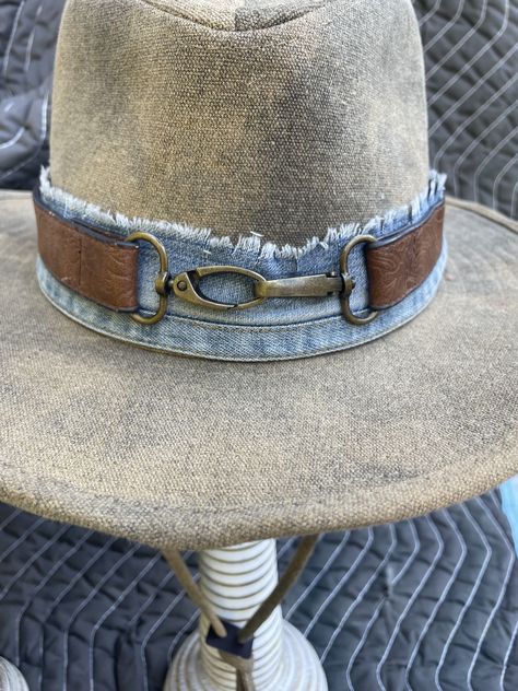 Diy Hatbands, Custom Hat Bands, Diy Leather Hat, Diy Hat Stand, Hat Customization, Best Hats For Men, Boho Hats, Cowboy Hat Design, Hat Burning