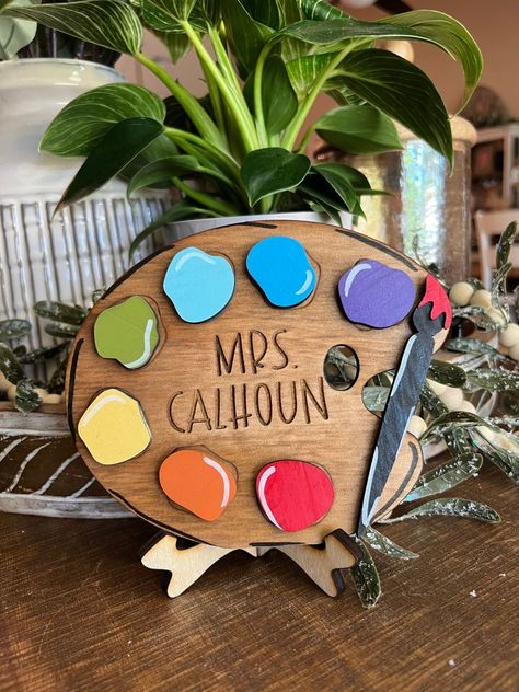 Deco Classroom, Paint Pallet, Teacher Graduation Gifts, Appreciation Gifts Diy, Teacher Graduation, Teacher Name Signs, Teacher Appreciation Gifts Diy, Wedding Horseshoes, Jean Piaget