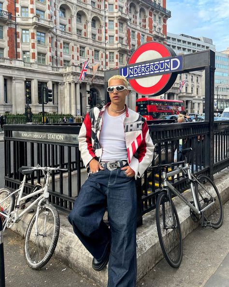 Streetwear Fashion London, London Photoshoot Aesthetic, Mens Maximalist Fashion, Y2k Mens Fashion Aesthetic, London Fashion Men, London Inspo Pics, Uk Street Fashion, Street Style Men Outfit, London Street Wear