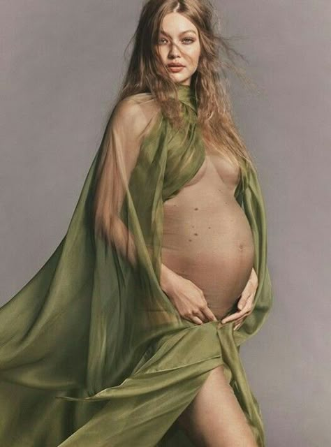 Celebrity Maternity Shoot, Gigi Hadid Pregnant, 33 Weeks Pregnant, Stylish Pregnancy, Maternity Studio, Maternity Photoshoot Poses, Family Photoshoot Outfits, Maternity Shoot Ideas, Pregnant Celebrities