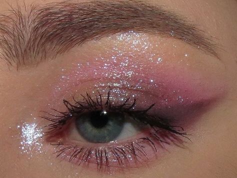 Pink Eye Makeup Blue Eyes, Brown Eyes Pink Eyeshadow, Ethereal Makeup Looks Wedding, Fun Pink Makeup Looks, Pink Pearl Makeup, Pink Shimmer Makeup, Pink Euphoria Makeup, Pink Eye Looks, Pink Sparkle Makeup