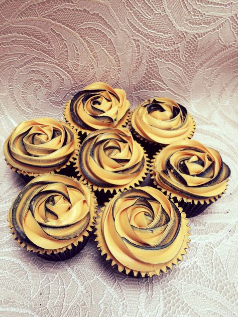 Gold & Black Rose Swirl Cupcakes | 100 donated Cupcakes to Black Diamond Events Management fundraiser over Easter 2016. Lemon sponge topped with rich chocolate ganache on the black ones and Vanilla frosting on the gold with black swirl ones. Black And Gold Cake, Black Cupcakes, Swirl Cupcakes, Yellow Cupcakes, Lemon Sponge, Gold Dessert, Gold Cupcakes, Edible Gold Leaf, Events Management