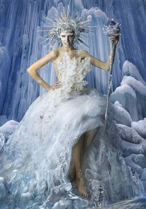 Snow Queen Costume, Cabelo Pin Up, Ice Queen Costume, Ice Queen Makeup, Queen Outfit, Queen Makeup, Winter Fairy, Queen Costume, Ice Princess