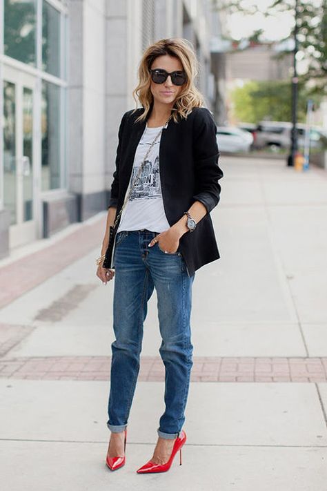 This, This, This: How to Dress Up Your Favorite Graphic T-Shirt waysify Dress Up A T Shirt, Valentino Rockstud Pumps, Blazer And T Shirt, Dress Up Jeans, Jeans Outfit Women, Graphic Tee Outfits, Black Jeans Outfit, Casual Skirt Outfits, Hello Fashion