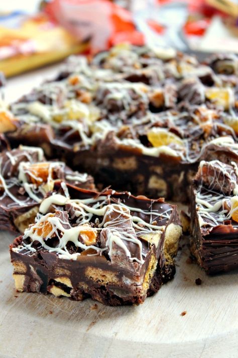 Toffee Apple Tiffin Chocolate Tiffin Recipe, Bonfire Night Food, Toffee Crisp, Chewy Toffee, Hot Chocolate Spoons, Tiffin Recipe, Tray Bake Recipes, Chocolate Spoons, Tray Bake