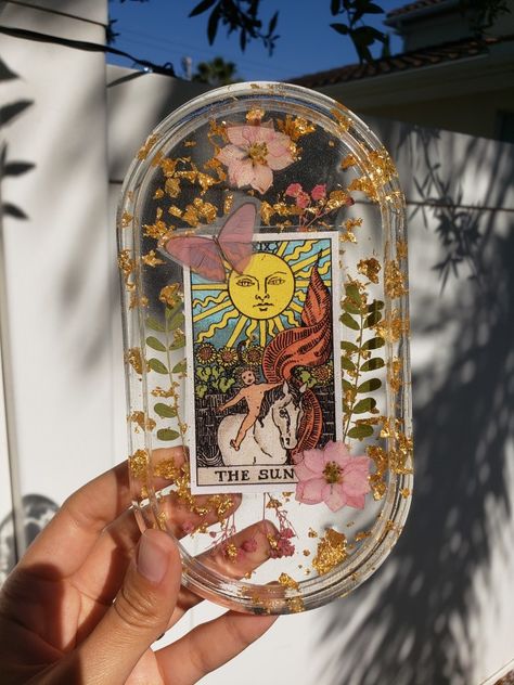 Vinyl In Resin, Resin Aesthetic Ideas, Resin Crafts Aesthetic, Resin Crafts With Pictures, Aesthetic Resin Art, Resin Art Aesthetic, Candle Diy Ideas, Resin Tray Diy, Witchy Resin Crafts