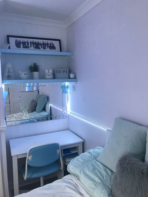 Aesthetic Room Inspo White And Blue, Light Blue Decor Bedroom, Bedroom Aesthetic Light Blue, Blue Theme Room Bedrooms, Blue And White Room Bedroom Aesthetic, Room Ideas Aesthetic Light Blue, Light Blue Room Aesthetic Ideas, White Blue Room Aesthetic, Blue And White Desk Aesthetic