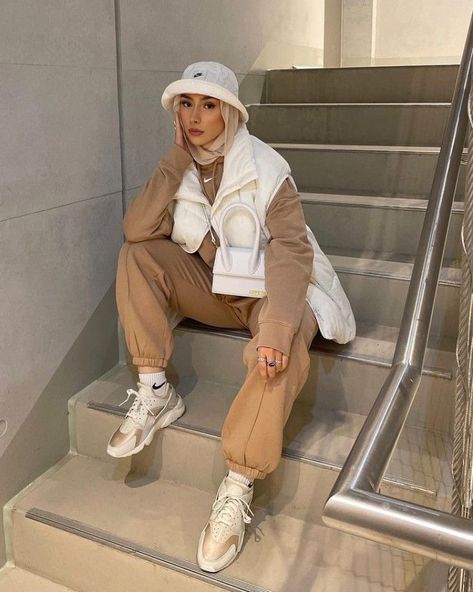 Europe Ootd, Aesthetic Hijabi Outfits, Hijabi Casual Outfits, Styles Hijab, Aesthetic Hijabi, Stylish Clothes For Girls, Hijab Fits, Outfit Muslim, Arab Style