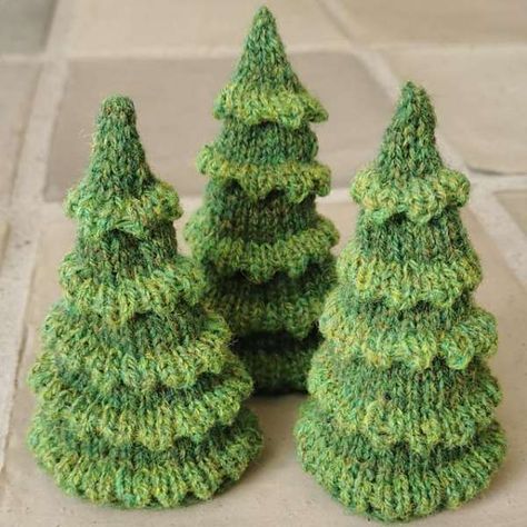 Christmas Tree Knitting Pattern, Christmas Knitting Projects, Knit Christmas Ornaments, Knitted Christmas Decorations, Christmas Knitting Patterns Free, Big Christmas Tree, Holiday Knits, Christmas Knitting Patterns, Christmas Tree Pattern