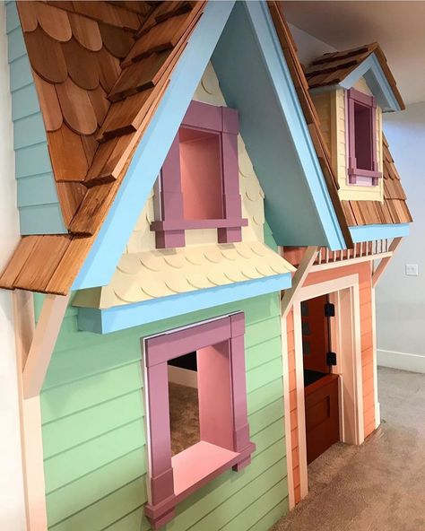 ♡ @luvfromdisney built the most awesome UP inspired playhouse under their stairs ♡ Disney At Home, Under The Stairs, Disney Up, Dream Cottage, Up House, Disney Home, Play Houses, Baby Room, Kids Room