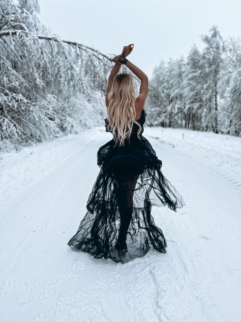 40th Birthday Photo Shoot Ideas Winter, Snowy Winter Photoshoot, Rip To My 20s Photoshoot With Friends, Winter Solstice Photoshoot, Outdoor Winter Photoshoot Ideas, Winter Birthday Photoshoot Women, Winter Snow Pictures, Corset Photoshoot, Divorced Af