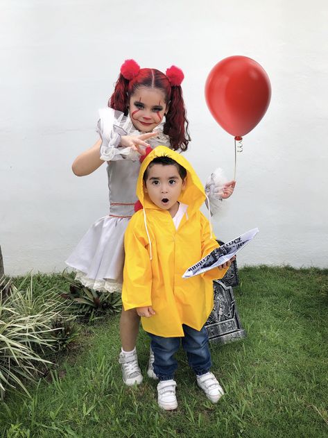 Siblings halloween costume, georgie and pennywise it the clown for kids cute girl clown Pennywise And Georgie, It The Clown, Girl Clown, Sibling Halloween Costumes, Halloween Infantil, Clown Halloween, Masks Diy, Halloween Recipe, Diy Halloween Projects