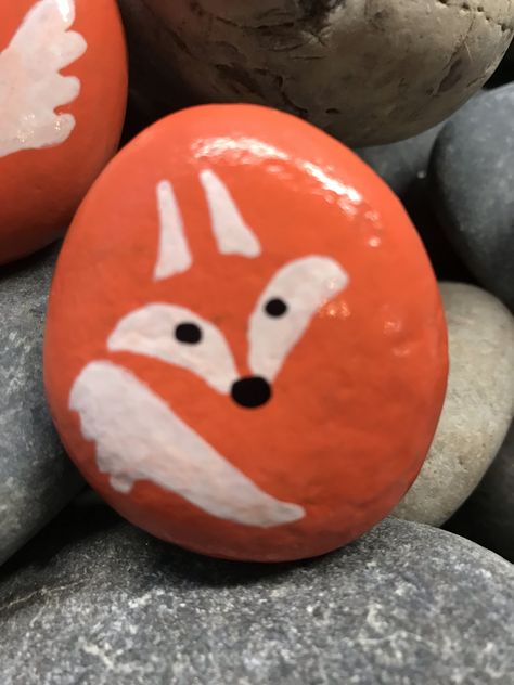 Fox Rock Painting Ideas, Fox Rock Painting, Fox Painted Rock, Animal Rock Painting Ideas, Rock Animals, Paint Rocks, Painted Rock Animals, Rock Painting Ideas, Stone Art Painting