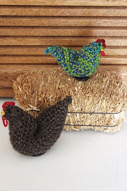 knit chickens Novelty Crochet, Chicken Crafts, Chicken Pattern, Spring Chicken, Crochet Chicken, Animal Knitting Patterns, Knitting And Crocheting, Knitting Patterns Toys, Knitted Animals