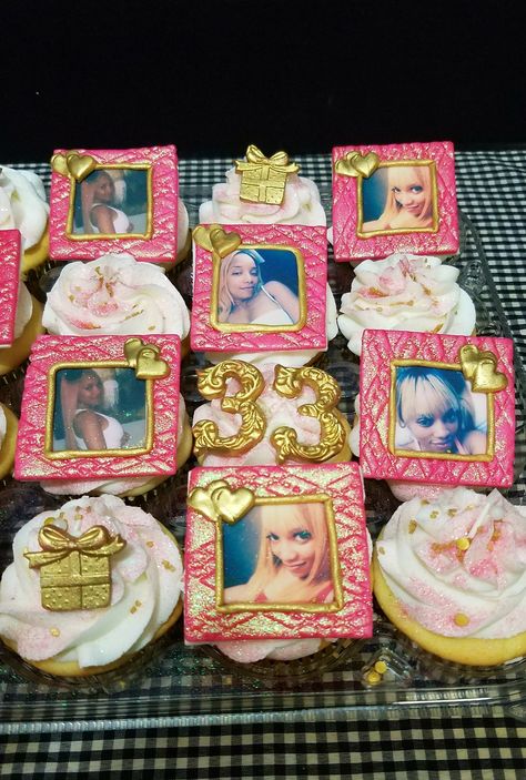 Cupcakes With Pictures On Top, Cupcake Photos, Custom Cupcakes, Cupcake Toppers, Picture Photo, Birthday Ideas, Picture Frame, Fondant, Cupcake