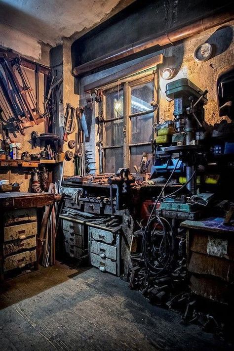 9f048595fbe12d40ffeee37304c7218a Man Cave Barn, Casa Garage, Ultimate Man Cave, Cool Garages, Cave Home, Woodworking Projects Furniture, Workshop Studio, Old Garage, Man Cave Home Bar