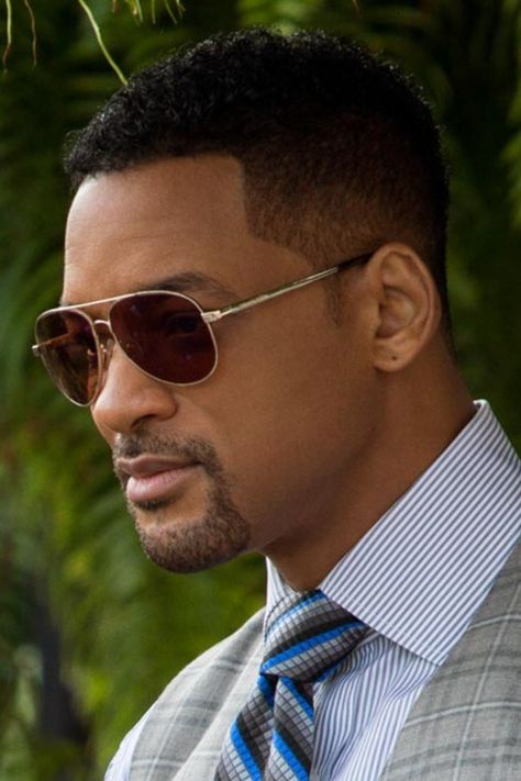 Immerse yourself in the stylish world of "Focus" as Will Smith captivates the screen, adorned in sunglasses and a dapper striped shirt and tie. With his suave temple fade haircut, he exudes confidence and sophistication, embodying the allure of his character in this thrilling romantic comedy. Will Smith Haircut, Men Short Haircut, Will Smith Actor, Modern Undercut, Reggae Art, High Top Fade, Jay Kay, Bald Look, Best Haircuts