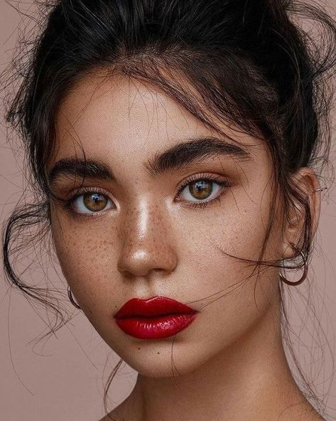 Gorgeous makeup look with red lips, faux freckles, and full brows Red Glossy Lips Makeup, Christina Nadin, Beauty Fotografie, Corp Perfect, Red Lipstick Matte, Mekap Mata, Red Lip Gloss, 얼굴 그리기, Photographie Portrait Inspiration