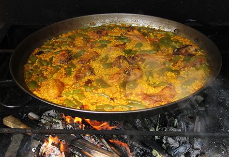 Te contamos cómo hacer una auténtica paella valenciana con la receta original y tradicional. La paella de toda la vida. ¡Y con socarrat! Paella Valenciana, Valencia, Ethnic Recipes