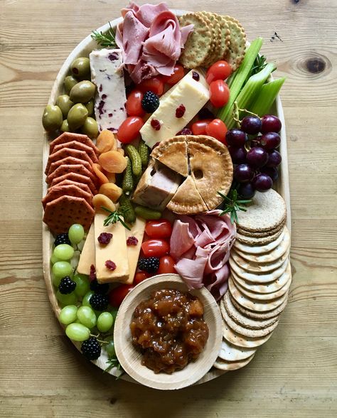 Sharing Platters Ideas, Ploughmans Lunch Platter, Ploughmans Platter, Ham Platter, Platter Boxes, Boxing Day Food, Lunch Platter, Ploughman's Lunch, Garden Lunch