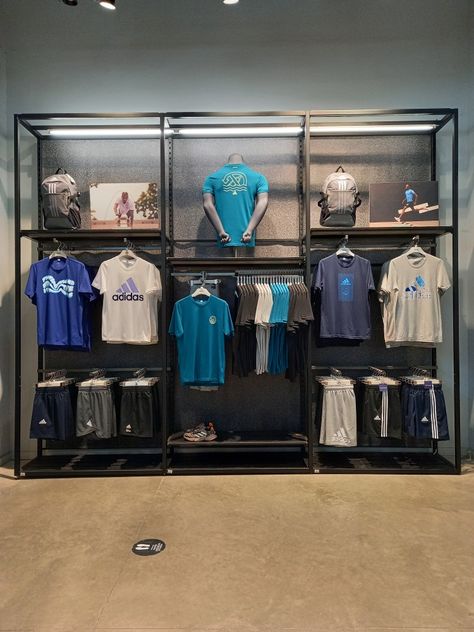 Adidas Store Interior, Hanging Clothes Ideas, Sports Shop Interior Design, Wall Hat Racks, Closet Store, Clothing Store Displays, Feature Wall Living Room, Retail Store Interior Design, Adidas Store