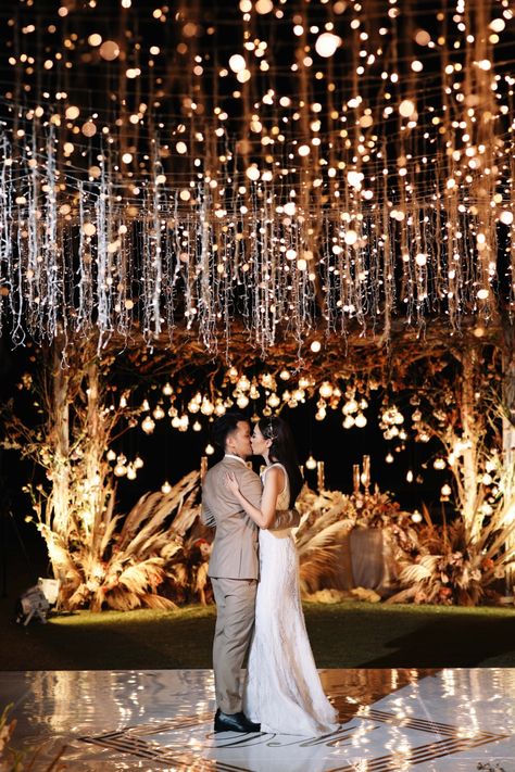 A Wedding In Bali With A Major Wow Factor #weddingideas #dancefloor #weddinglights Wedding In Bali, Dream Wedding Reception, Wedding Dress Types, Lights Wedding Decor, Wedding Venue Decorations, Wedding Stage Decorations, Bali Wedding, Outdoor Wedding Decorations, Salou