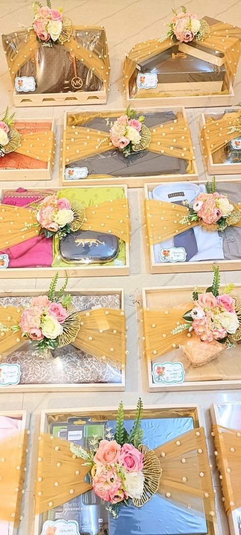 Indian Wedding Thaals, Dahej Packing Ideas, Diy Wedding Hampers, Wedding Gift Pack Packaging For Bride, Engagement Gifts For Bride Indian, Bari Decoration Ideas, Bride Clothes Packing Ideas, Simple Trousseau Packing Ideas, Clothes Packaging Ideas For Wedding