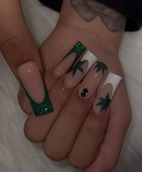 Nails For Smokers, Blunts And Pretty Nails Aesthetic, Hood Nail Designs, Cool Acrylic Nails Designs, Easy Long Nails, Ui̇ci̇deboy Nails, 4 20 Nails, Pot Leaf Nails, Jamaican Nails Ideas