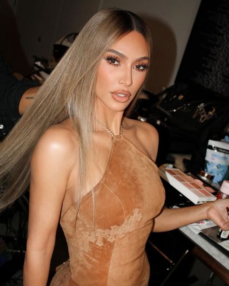 Kim Kardashian (@kimkardashian) • Instagram photos and videos Kim K Blonde, Kim Kardashian Blonde, Kim Kardashian Hair, Honey Brown Hair, Kim K Style, Human Hair Clip Ins, Honey Blonde Hair, Celebrity Trends, Girl Celebrities