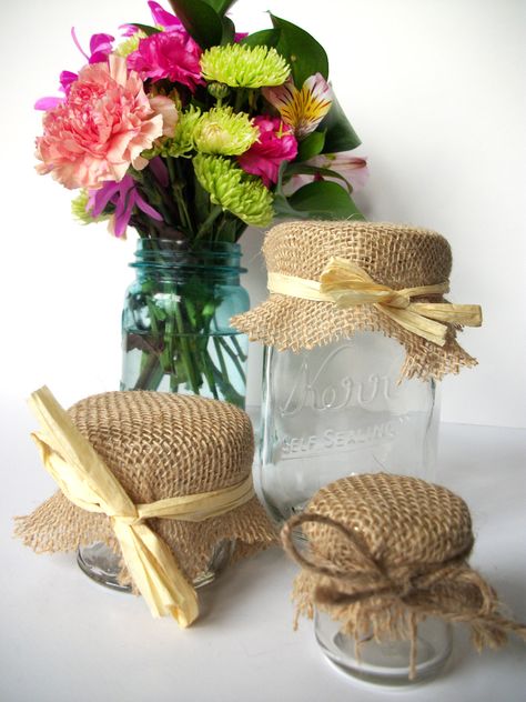 12 Burlap Jam Jar Covers, Cloth Toppers, rustic fabric for mason jars, food preservation, country cottage shabby chic wedding baby shower favors, CanningCrafts.com #canning #foodpreservation #burlapjartoppers #rusticclothtoppers Small Jar Decorating Ideas, Jam Jar Covers, Canning Jars Crafts, Jar Decorating Ideas, Hampers Idea, Cottage Chic Wedding, Bee Ideas, Canning Jar Labels, Jar Covers