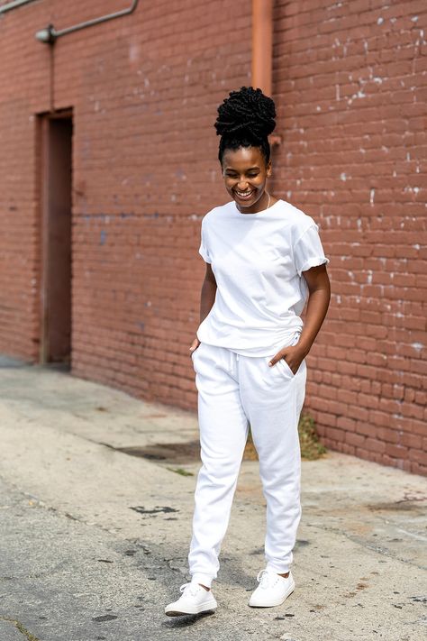 Sweatpants White, White Outfits For Women, Woman In White, White Joggers, Outfit Streetwear, White Outfit, American Woman, Tshirt Outfits, African American Women