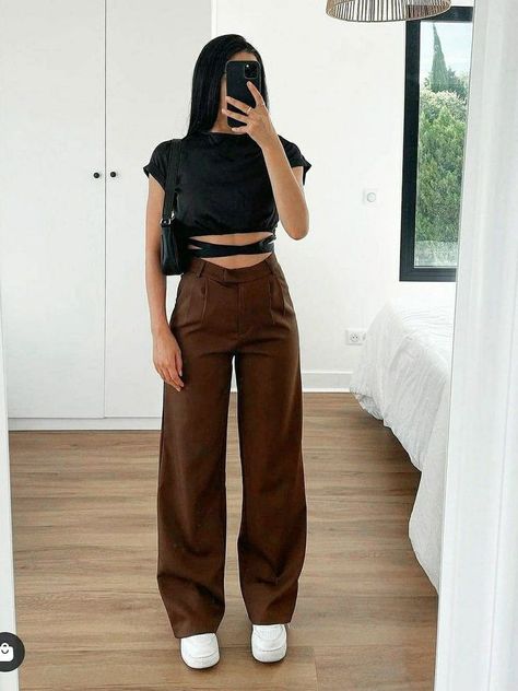 Brown Korean Pants Outfit, Outfit Pantalon Marron, Brown Jeans Outfit Women, Brown Casual Outfit, Brown Wide Leg Pants Outfit, Brown Jeans Outfit, College Outfits Korean, Wide Pants Outfit, Baggy Pants Outfit