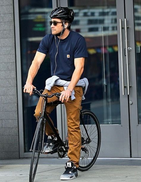 Bycicle Outfit, City Bike Style, Jake Gyllenhaal Movies, Urban Bike Style, Famous Guys, Jake G, Urban Bicycle, Bike Helmets, Urban Bike