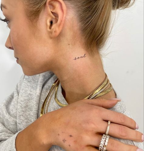 Hot Tattoo Designs, Behind The Neck Tattoos, Cool Tattoo Ideas, Side Neck Tattoo, Small Girly Tattoos, Neck Tattoos Women, Tattoo Aesthetic, Tattoo Minimalist, Tasteful Tattoos