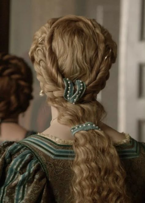 Sansa Stark Hair, Daena Targaryen, Historical Hairstyles, Medieval Hairstyles, Holliday Grainger, Medieval Princess, Lucrezia Borgia, The Borgias, Drop Shadow