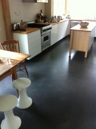 polished concrete floors over under floor radiant heat system Black Epoxy Garage Floor, Garage Floors Diy, Epoxy Garage Floor, Basement Flooring Options, Garage Boden, Black Concrete, Garage Floor Epoxy, Basement Flooring, Concrete Floor