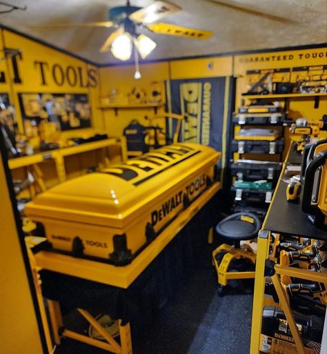 Garage Workbench Plans, Woodworking Tool Cabinet, Mobile Workshop, Tool Storage Diy, Shop Bench, Battery Tools, Dewalt Tools, Garage Work Bench, Workbench Plans