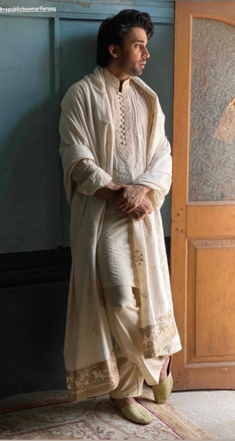 Pakistani Mens Shalwar Kameez, Mens Fashion Fall Outfits, Man Dress Design, Bilal Abbas Khan, Sherwani For Men Wedding, Pakistani Kurta, Wedding Kurta For Men, Bilal Abbas, Kurta Pajama Men