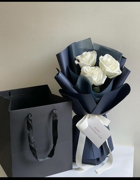 Bouquet Ideas For Boyfriend, Flowers To Give Your Boyfriend, Flower Gifts For Men, Small Bouquet For Men, Boyfriend Flower Bouquet, Guy Flower Bouquets, Mens Flower Bouquet, Flower Bouquets For Men, White Rose Bouquet Aesthetic