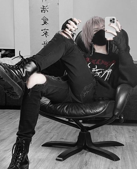 Punk Japanese, 2000s Y2k Aesthetic, Y2k Aesthetic Grunge, Japanese 2000s, E Girl, Aesthetic Grunge, Dark Fashion, Y2k Aesthetic, Fairy Core